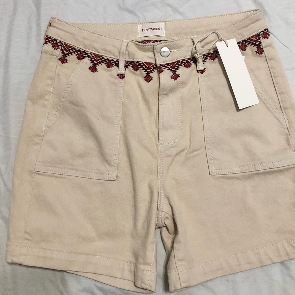 Driftwood cream dark red southwestern style embroidered shorts size 28 brand new
